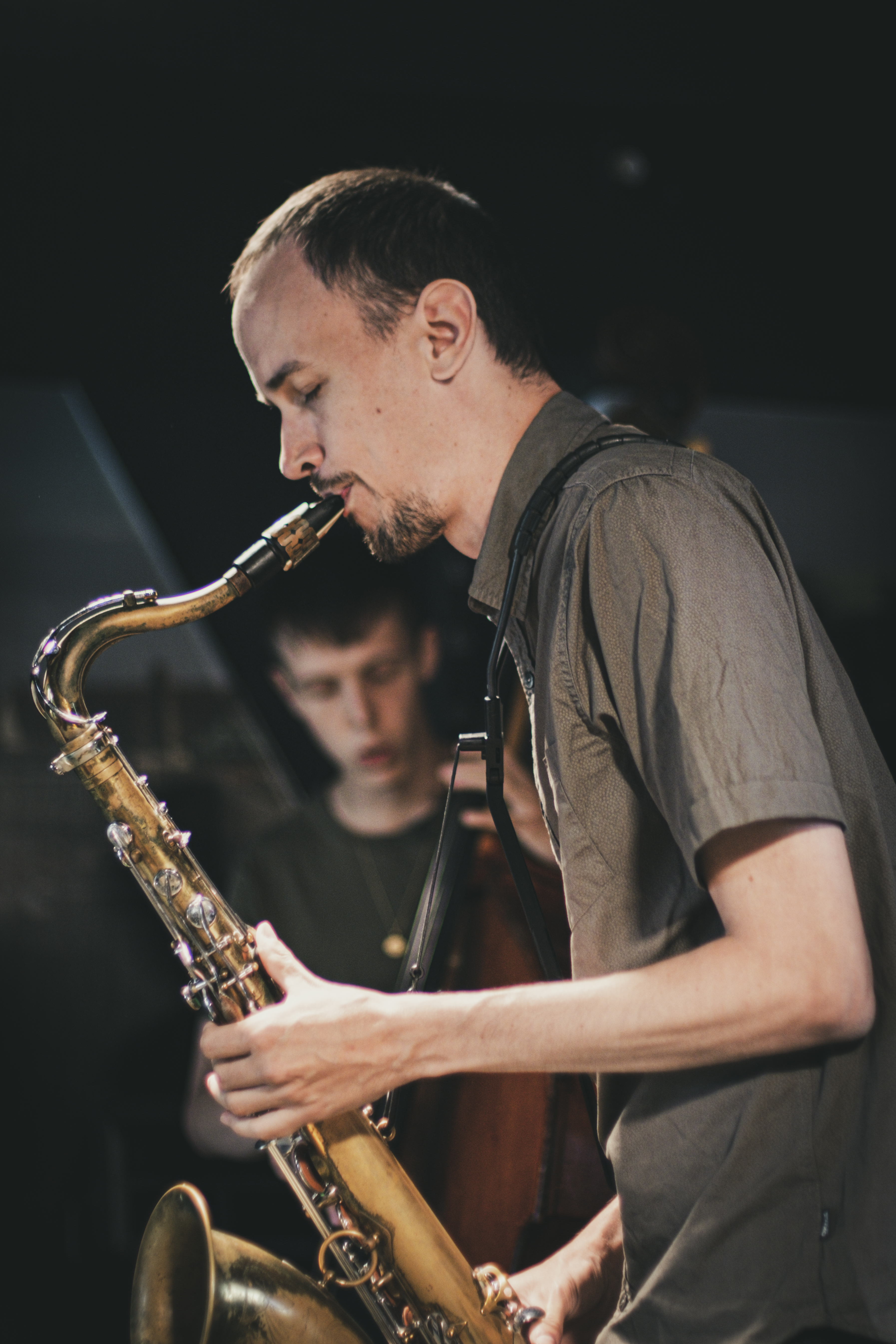 Picture showing Cesar playing with a tenor sax