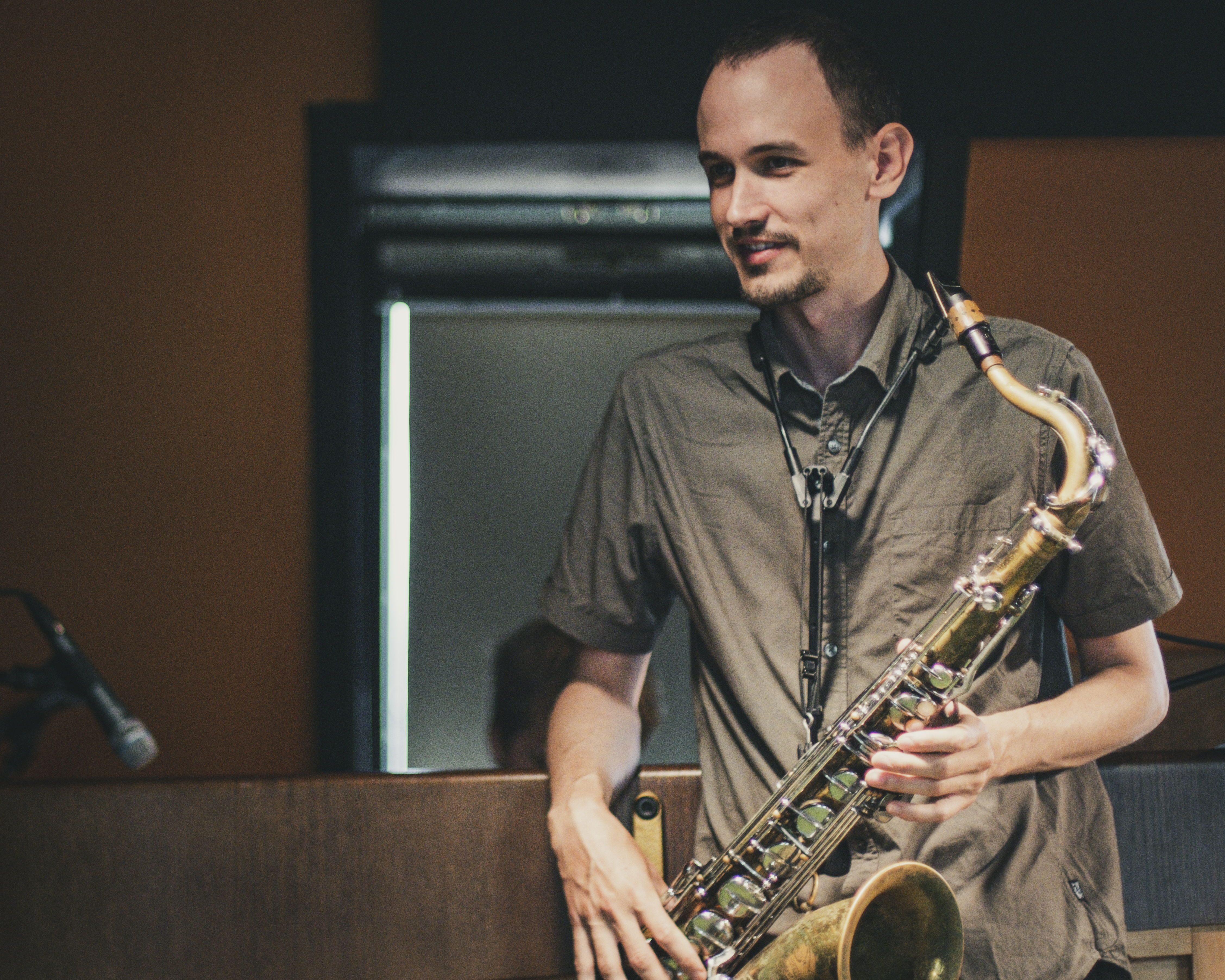 Picture showing Cesar playing with a tenor sax