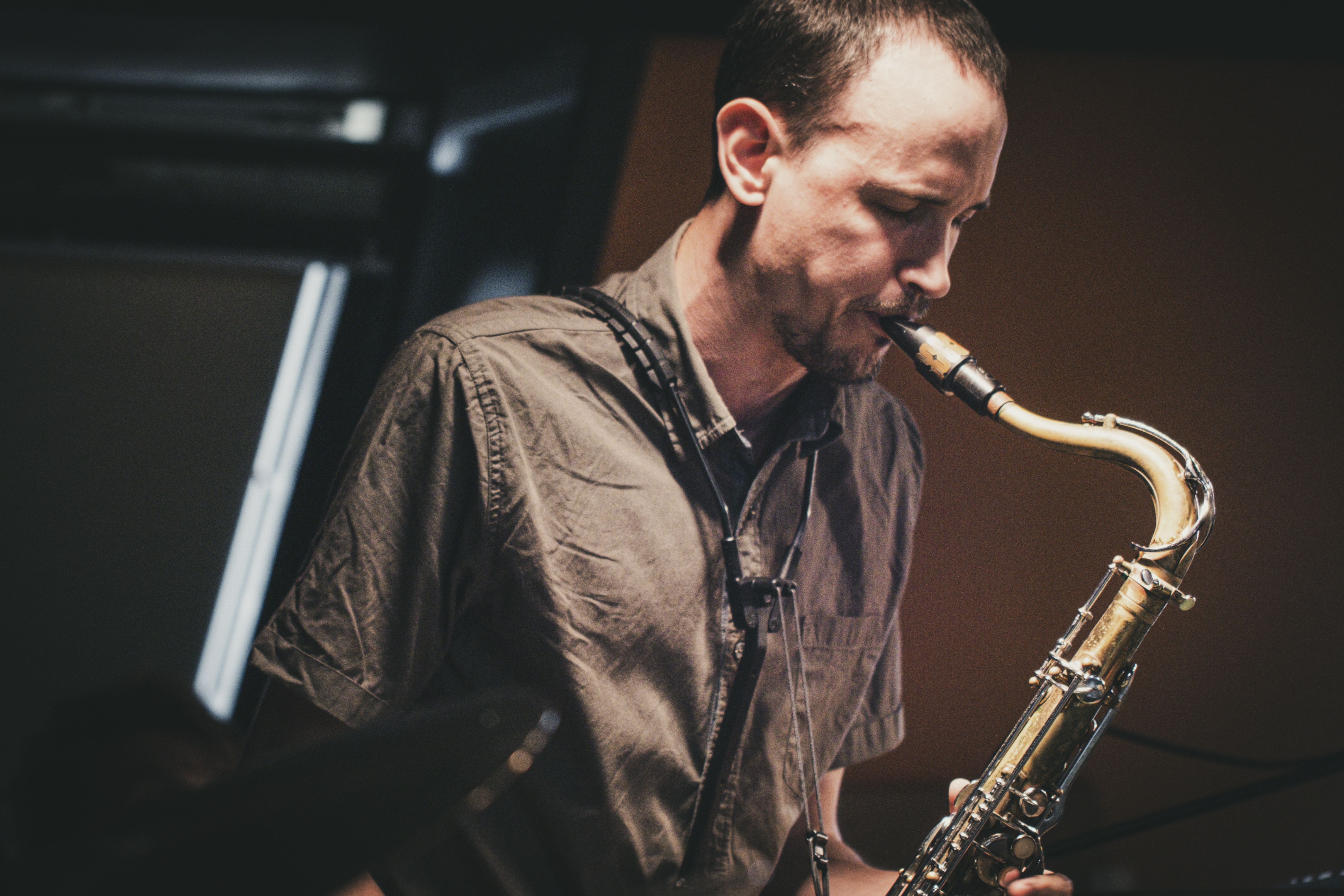 Picture showing Cesar playing with a tenor sax